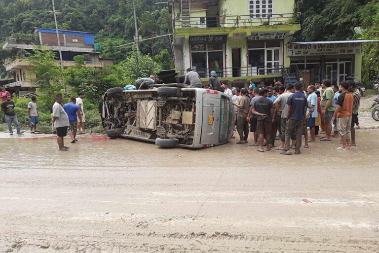 काठमाडौंबाट पोखरा जाँदै गरेको गरेको इभी माइक्रो बस धादिङको गल्छीमा दुर्घटना