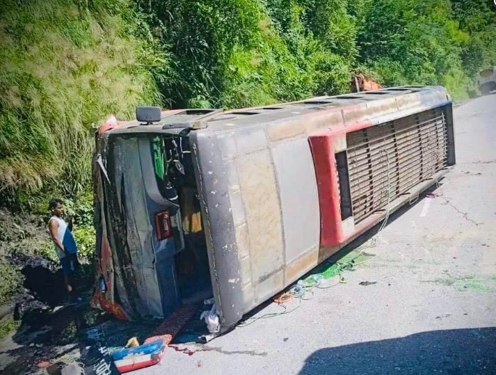 गौरबाट पोखराका लागि जाँदै  गरेको बसमाथि ढुंगा खस्दा अनियन्त्रित भएर १९ जना घाइते भए