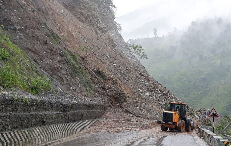 नौबिसे नागढुङ्गा सडकखण्ड लेदो माटोले अवरुद्ध बने