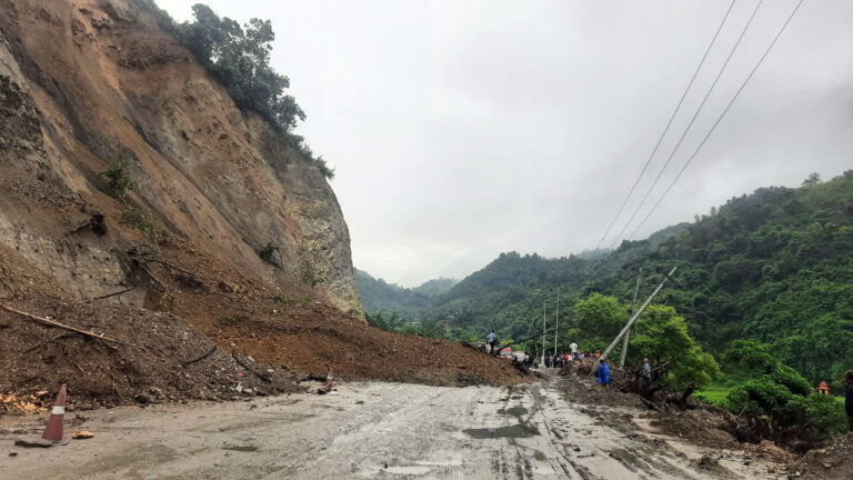 पहिरो खस्दा हेटौँडा–काठमाडौँ जोड्ने कान्तिलोकपथ अवरुद्ध भए