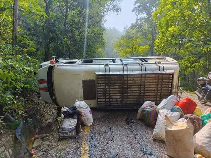 दैलेखबाट सुर्खेत आउँदै गरेको गाडी दुर्घटनामा परेर ३ जनाको मृत्यु