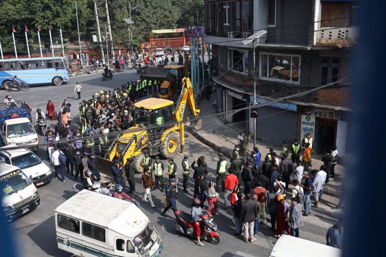 काठमाडौं महानगर प्रहरीले गौशालामा रहेका अनधिकृत संरचनामा डोजर चलाए