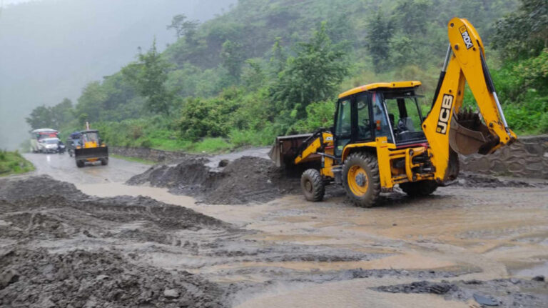 बीपी राजमार्गको काभ्रे भन्ज्याङदेखि भकुन्डे बेसीको बिच सडक खण्डमा लेदो झरेर थुप्रिएकाले सडक एकतर्फी बने