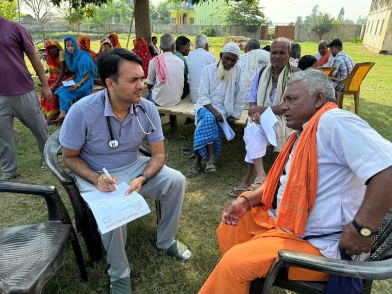 डा.ओम फाउन्डेसनद्वारा महोत्तरीमा तीन दिने निःशुल्क स्वास्थ्य शिविर सञ्चालन