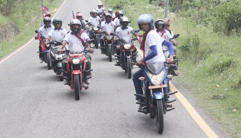 उल्टो मोटरसाइकलमा कला–संस्कृति र स्वास्थ्य सन्देश लिएर बर्दिवासदेखि सिन्धुली पुग्यो यात्रा