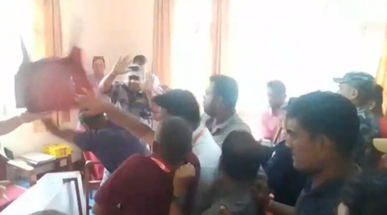 नेकपा एमाले धनुषाको जिल्ला अधिवेशनमा दुई समूहबीच कुटाकुट