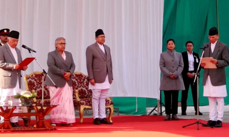 परराष्ट्रमन्त्री बालानन्द शर्माले पद तथा गोपनीयताको शपथ लिए