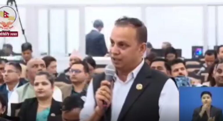 आफ्नै देशका नदीमा काठ बगिरहेका छन्, हामीचाहिँ मलेसियाबाट काठ मगाइरहेका छौँ’ : मनिष झा